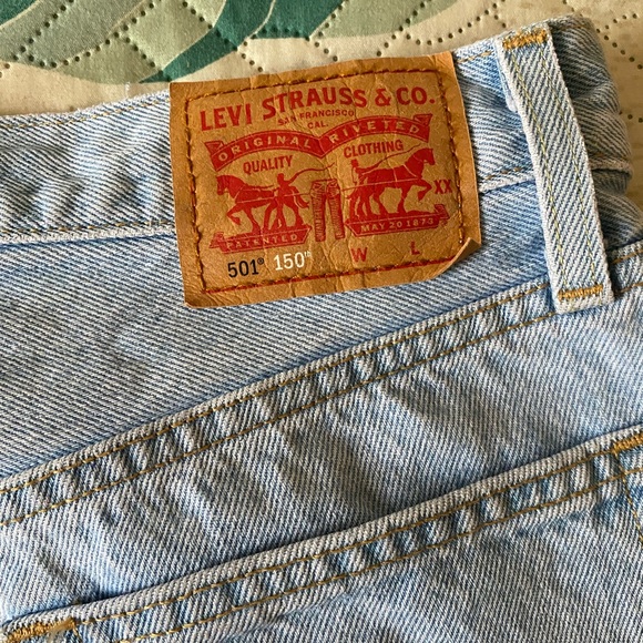 Levi’s light wash jeans 501 - Picture 7 of 10